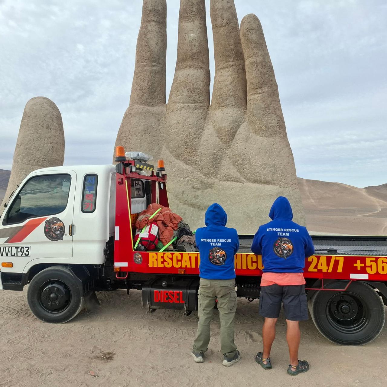 Equipo Stinger Rescue Team junto a la grúa en ruta