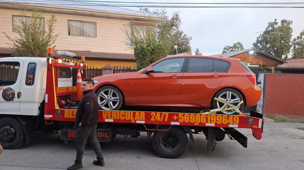Operador de Stinger trasladando un vehículo en grúa de plataforma